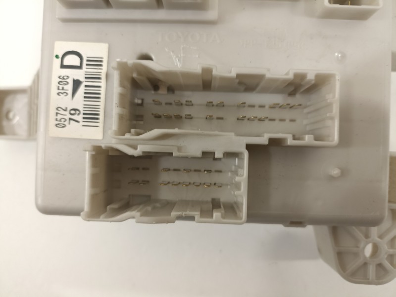 Recambio de caja reles / fusibles para toyota land cruiser (j12) 3.0 d-4d gx referencia OEM IAM 8198050030  