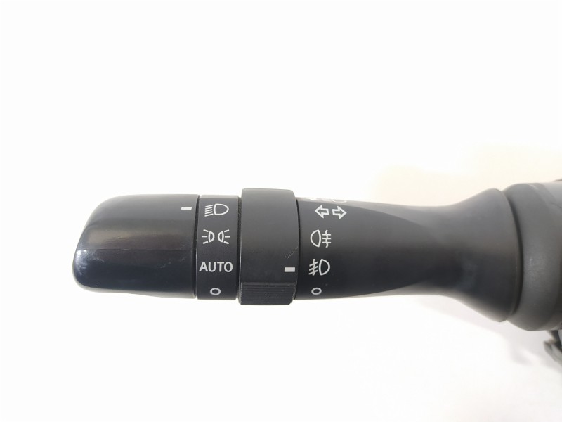 Recambio de mando luces para toyota avensis (t27) active referencia OEM IAM 0519017F373  