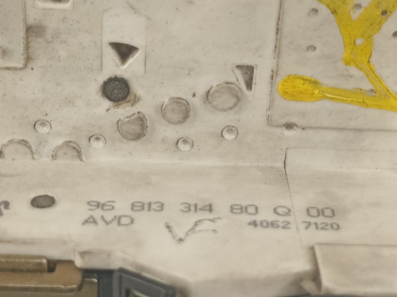 Recambio de cerradura puerta delantera derecha para citroën c4 berlina collection referencia OEM IAM 9681331480  