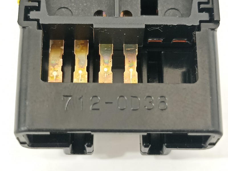 Recambio de interruptor para toyota land cruiser (j12) 3.0 d-4d gx referencia OEM IAM 7120D36  