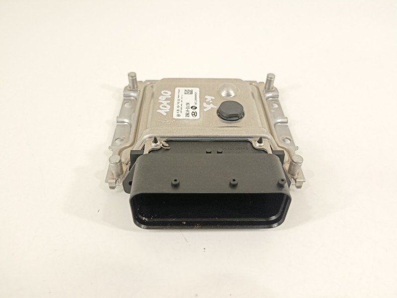 Recambio de centralita motor uce para hyundai tucson essence 2wd referencia OEM IAM 296102U150  