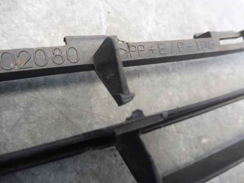 Recambio de rejilla paragolpes central para toyota auris luna+ referencia OEM IAM 5311202080  