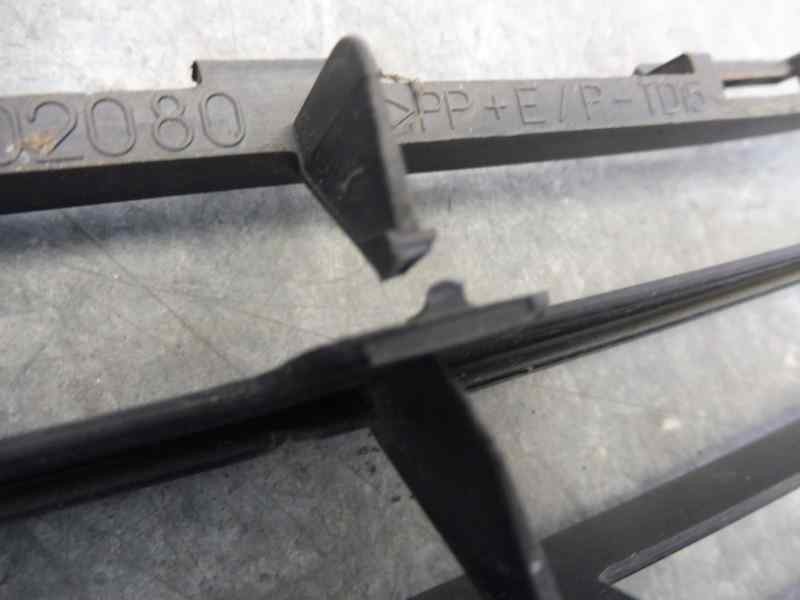 Recambio de rejilla paragolpes central para toyota auris luna+ referencia OEM IAM 5311202080  