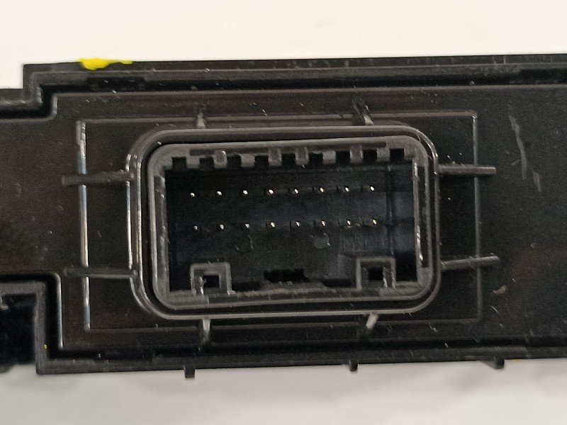 Recambio de warning para hyundai tucson essence 2wd referencia OEM IAM 93700D7100  