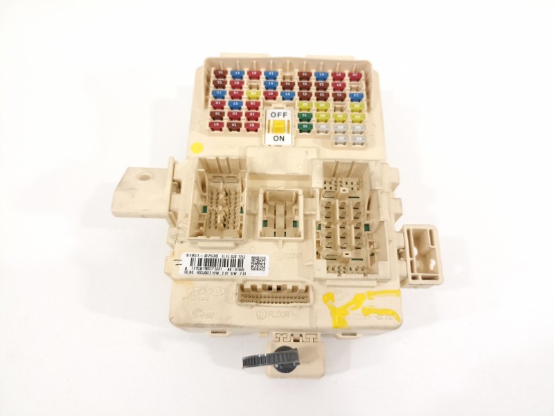 Recambio de caja reles / fusibles para hyundai tucson essence 2wd referencia OEM IAM 91951D7530  