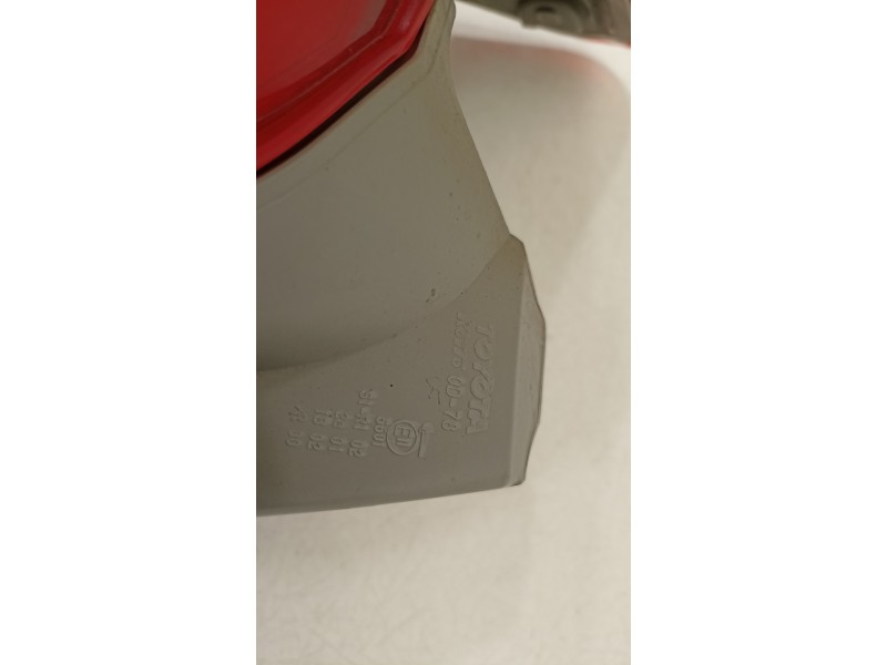 Recambio de piloto trasero izquierdo para toyota yaris active referencia OEM IAM 8156152750  