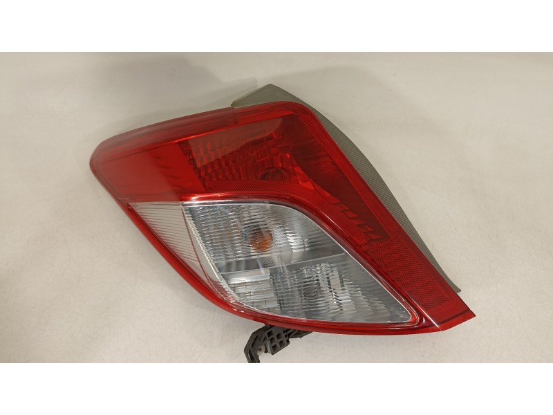 Recambio de piloto trasero izquierdo para toyota yaris active referencia OEM IAM 8156152750  