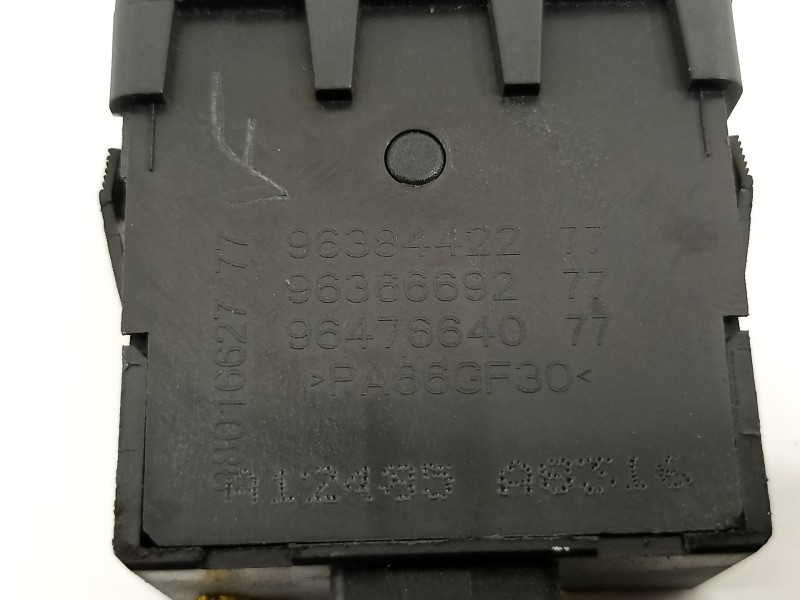 Recambio de mando multifuncion para peugeot 208 1.5 blue-hdi fap referencia OEM IAM 9638442277  