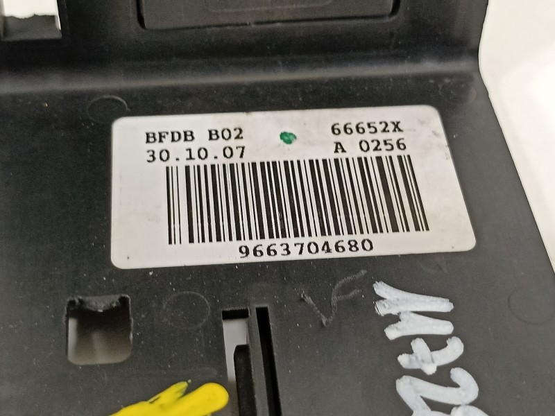 Recambio de caja reles / fusibles para peugeot 308 confort referencia OEM IAM 9663704680  