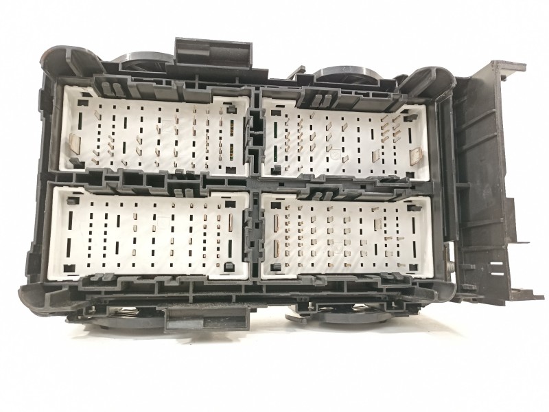 Recambio de caja reles / fusibles para opel insignia grand sport business referencia OEM IAM 39116627  