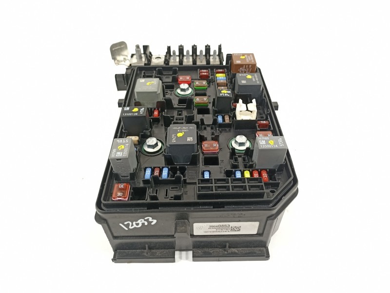 Recambio de caja reles / fusibles para opel astra k lim. 5türig business referencia OEM IAM 39040853  