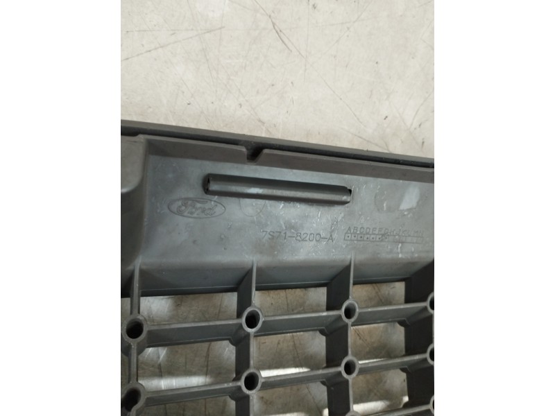 Recambio de rejilla delantera para ford mondeo sportbreak (ca2) limited edition referencia OEM IAM 7S718200A  