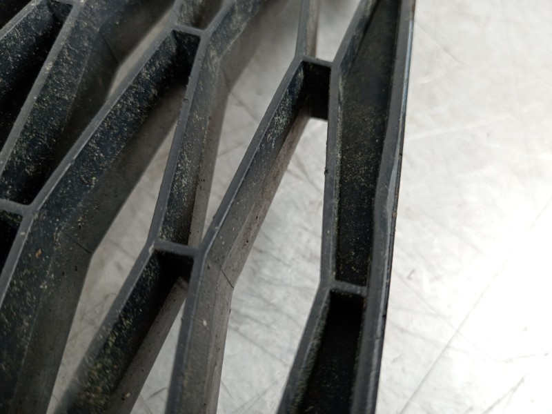 Recambio de rejilla paragolpes central para seat leon sc (5f5) style referencia OEM IAM 5F0853667  