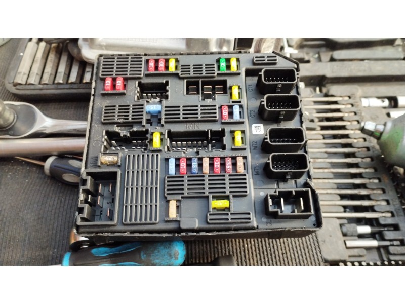 Recambio de caja reles / fusibles para renault scenic iii dynamique referencia OEM IAM 284B69553R  