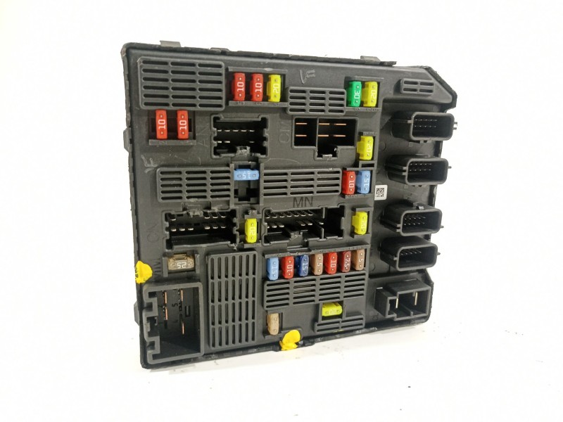 Recambio de caja reles / fusibles para renault scenic iii dynamique referencia OEM IAM 284B69553R  