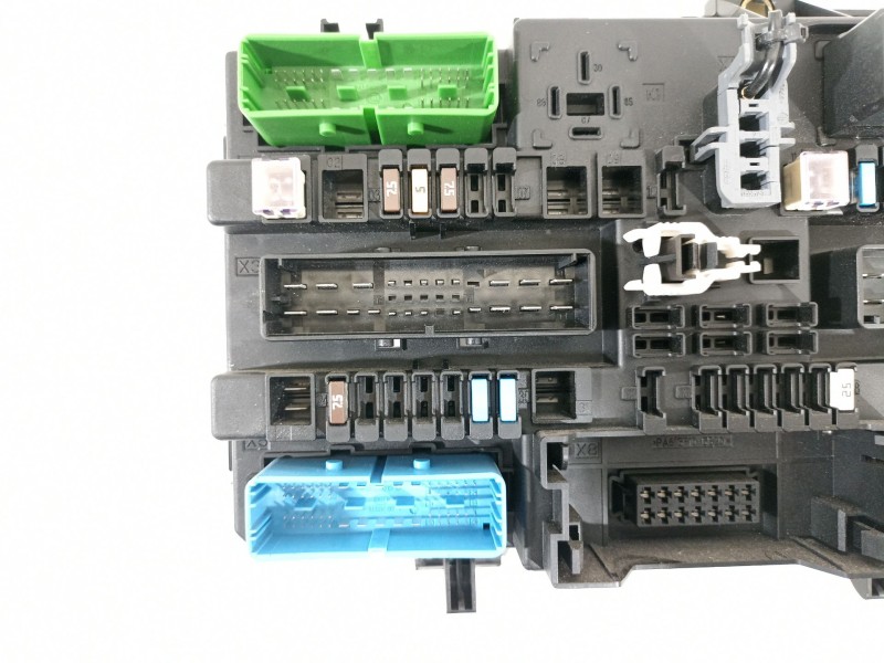 Recambio de caja reles / fusibles para opel astra gtc cosmo referencia OEM IAM 13206762  