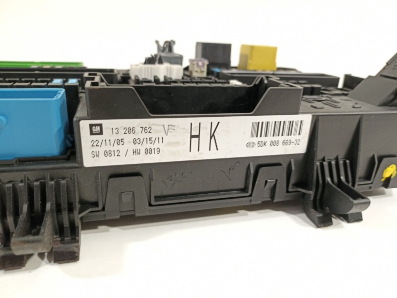 Recambio de caja reles / fusibles para opel astra gtc cosmo referencia OEM IAM 13206762  
