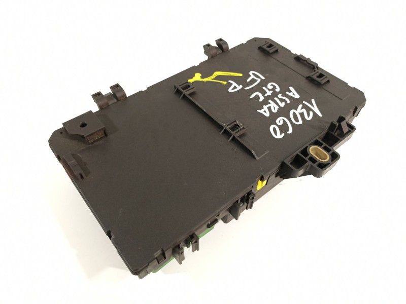 Recambio de caja reles / fusibles para opel astra gtc cosmo referencia OEM IAM 13206762  