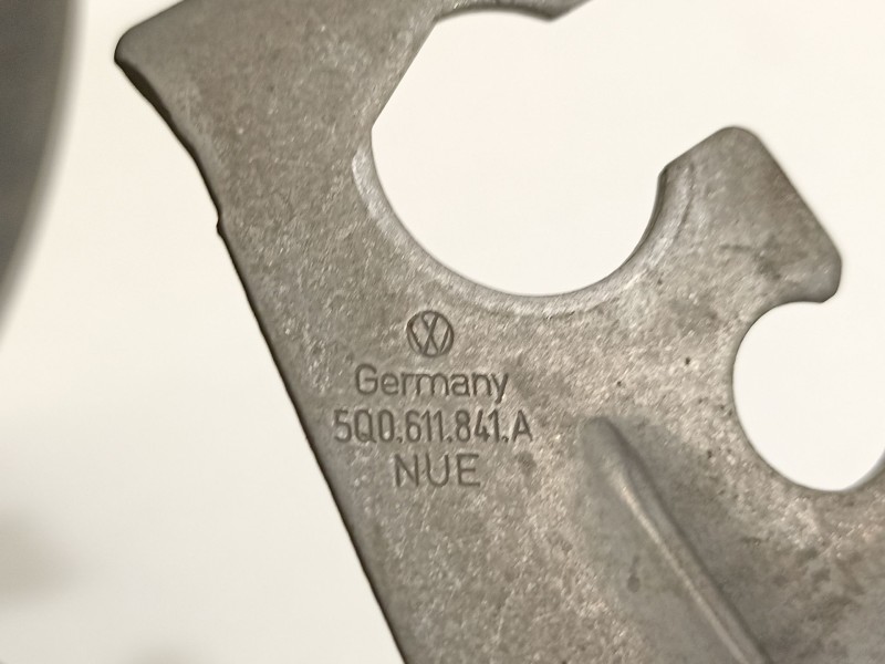 Recambio de mangueta delantera izquierda para volkswagen golf vii lim. gte referencia OEM IAM 5Q0407257A  