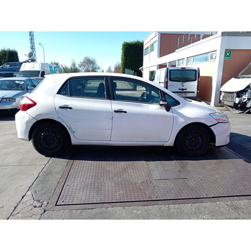 toyota auris del año 2010