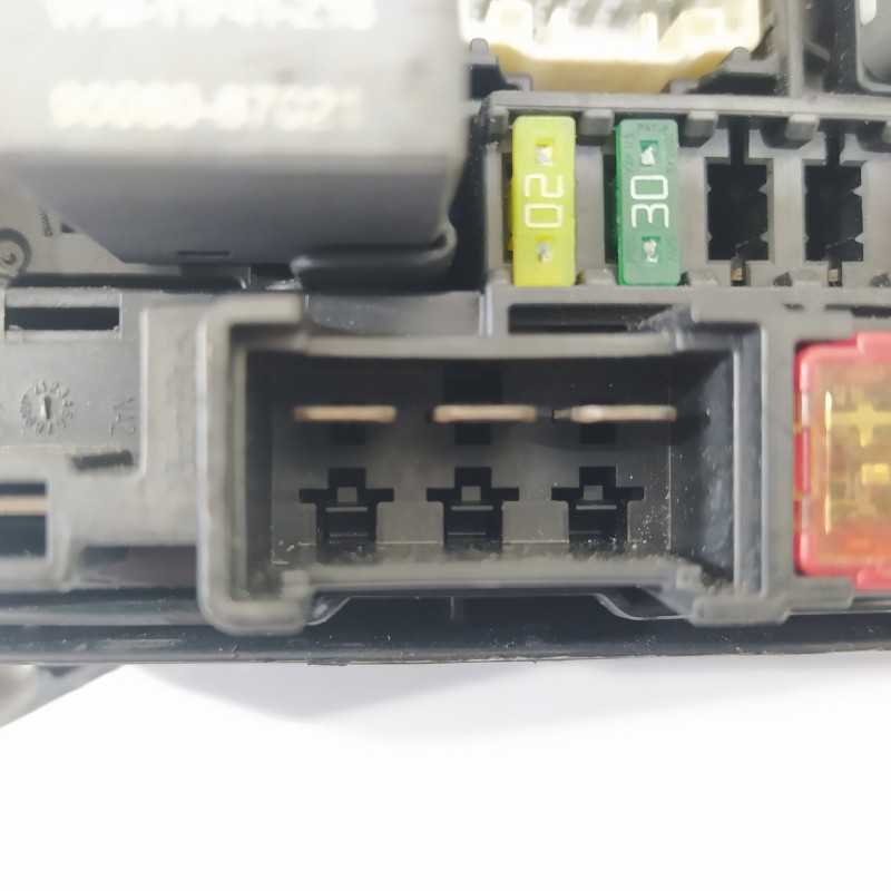 Recambio de caja reles / fusibles para toyota c-hr ax1t(eu,m)/zyx10(h)/zyx10l-ahxgbw(3a) referencia OEM IAM 82111F4S50 826414705