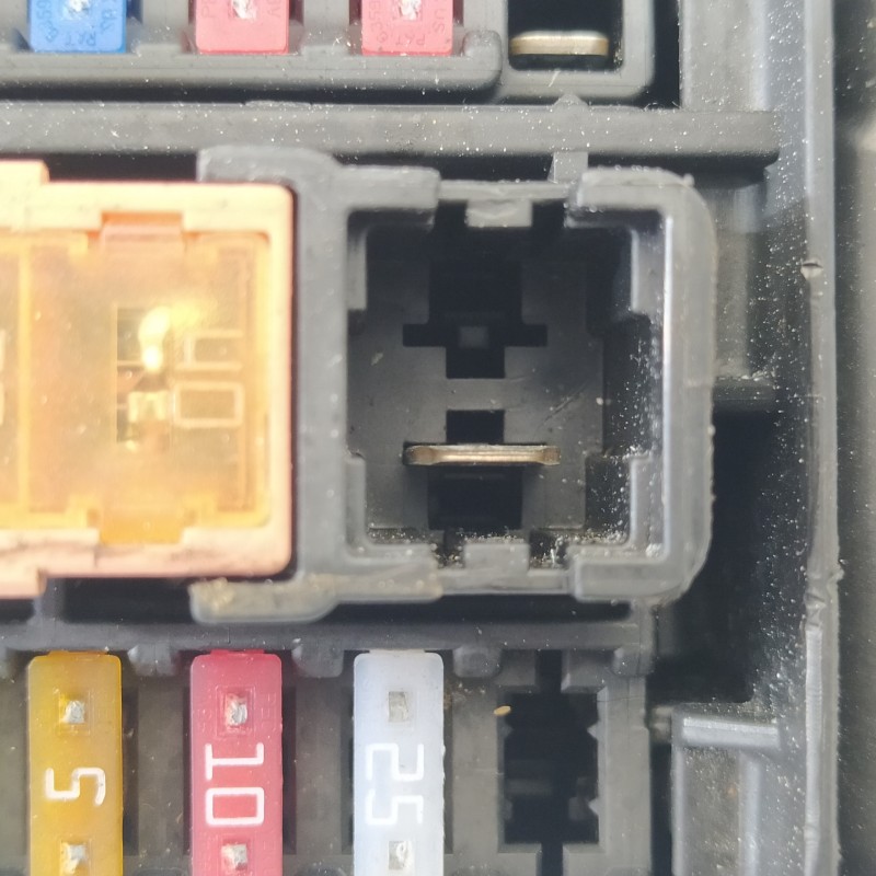 Recambio de caja reles / fusibles para toyota c-hr ax1t(eu,m)/zyx10(h)/zyx10l-ahxgbw(3a) referencia OEM IAM 82111F4S50 826414705