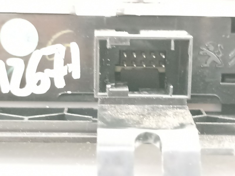 Recambio de mando climatizador para peugeot 208 2020 referencia OEM IAM 98261078XU  