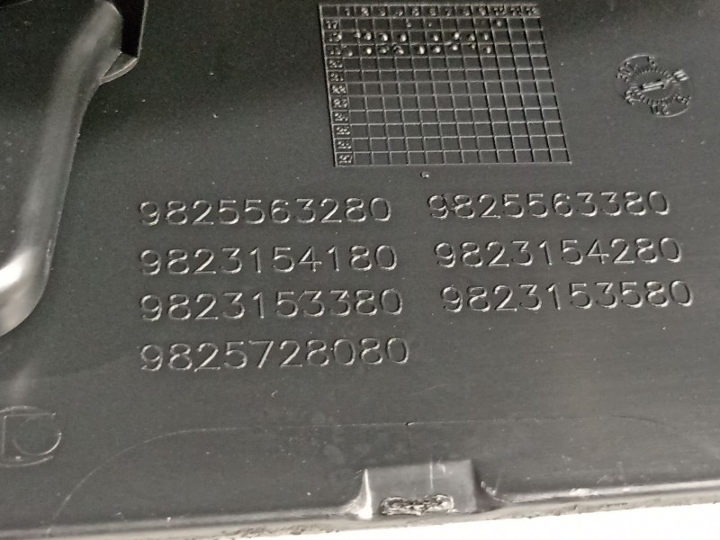Recambio de apoyabrazos central para peugeot 208 2020 referencia OEM IAM 9825563280 98233772ZD 98257277ZD
