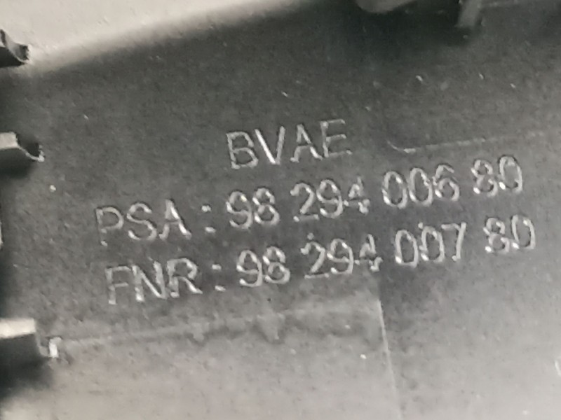 Recambio de guarnecidos palanca cambio para peugeot 208 2020 referencia OEM IAM 9824733780  9829400680