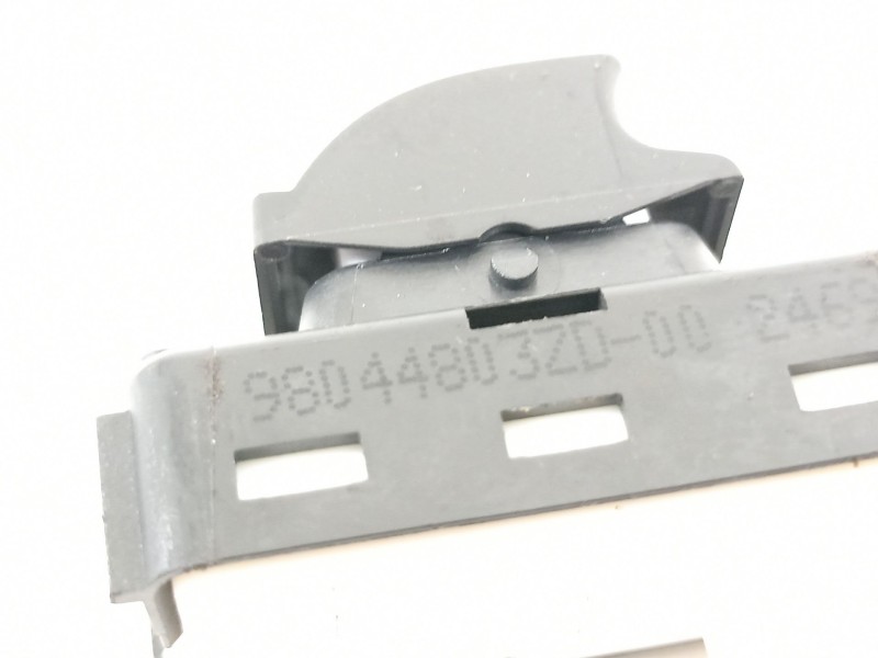 Recambio de mando elevalunas delantero derecho para peugeot 208 2020 referencia OEM IAM 98044803ZD  