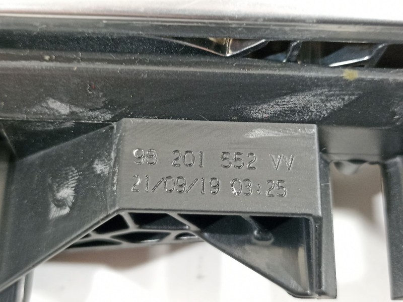 Recambio de maneta exterior delantera derecha para peugeot 208 2020 referencia OEM IAM 98201552VV  