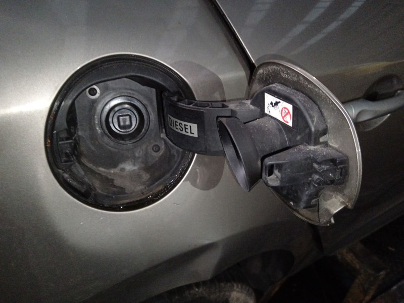 Recambio de tapa exterior combustible para renault megane iii sport tourer dynamique referencia OEM IAM   