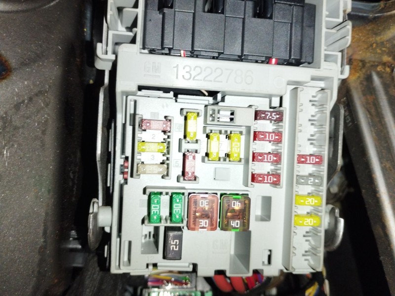 Recambio de caja reles / fusibles para opel insignia berlina cosmo referencia OEM IAM 13285113  