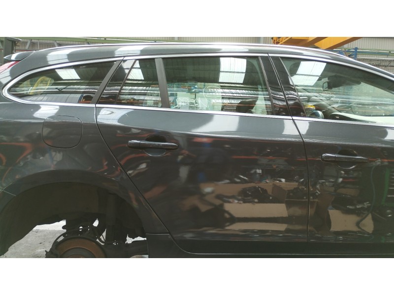 Recambio de puerta trasera derecha para volvo v60 kombi 2.4 diesel cat referencia OEM IAM   