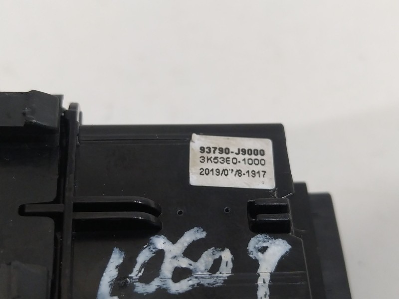 Recambio de warning para hyundai kona tecno 2wd referencia OEM IAM 93790J9000  