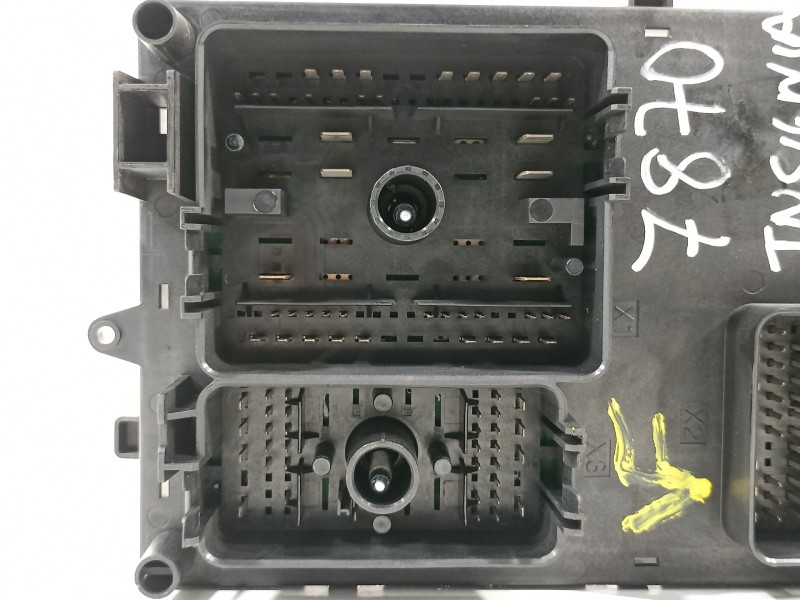 Recambio de caja reles / fusibles para opel insignia berlina edition referencia OEM IAM 13343479 13255300 13255300