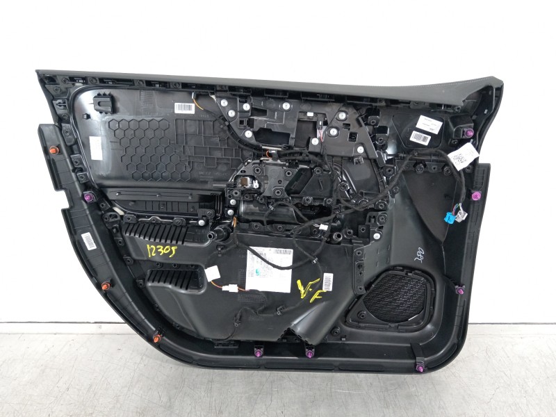 Recambio de guarnecido puerta delantera derecha para mercedes-benz clase b (w247) 247 referencia OEM IAM A2477205800  