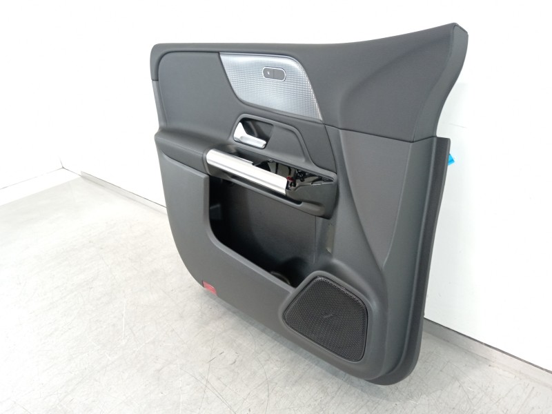 Recambio de guarnecido puerta delantera izquierda para mercedes-benz clase b (w247) 247 referencia OEM IAM A2477204702  