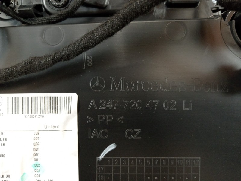 Recambio de guarnecido puerta delantera izquierda para mercedes-benz clase b (w247) 247 referencia OEM IAM A2477204702  