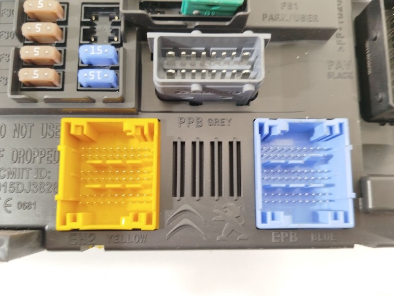Recambio de caja reles / fusibles para peugeot 308 referencia OEM IAM 9819851480  
