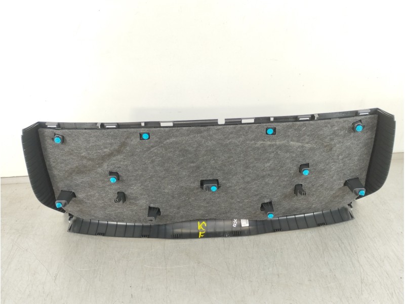 Recambio de molduras traseras para mercedes-benz clase b (w247) 247 referencia OEM IAM A2477402300  