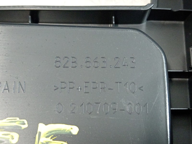 Recambio de consola central para audi a1 sportback (gba) 25 tfsi básico referencia OEM IAM 82B863243  