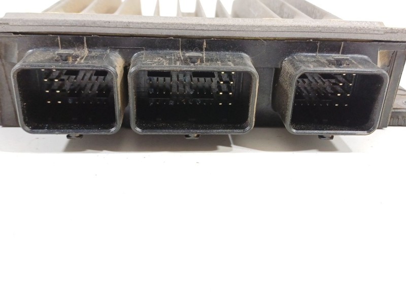 Recambio de centralita motor uce para dacia sandero ambiance referencia OEM IAM 8201002106  8201023847