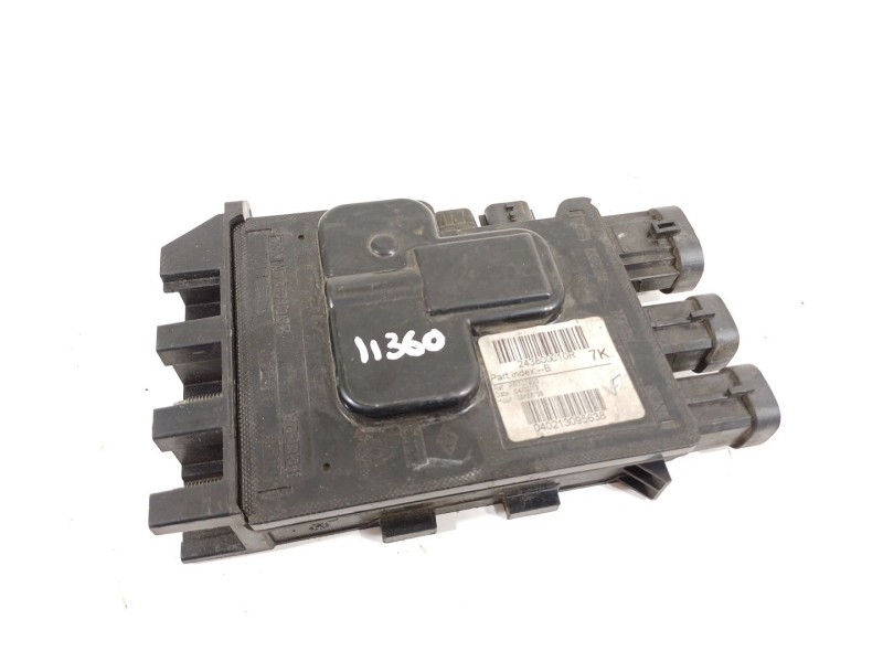 Recambio de caja reles / fusibles para renault megane iii berlina 5 p dynamique referencia OEM IAM 243800010R  