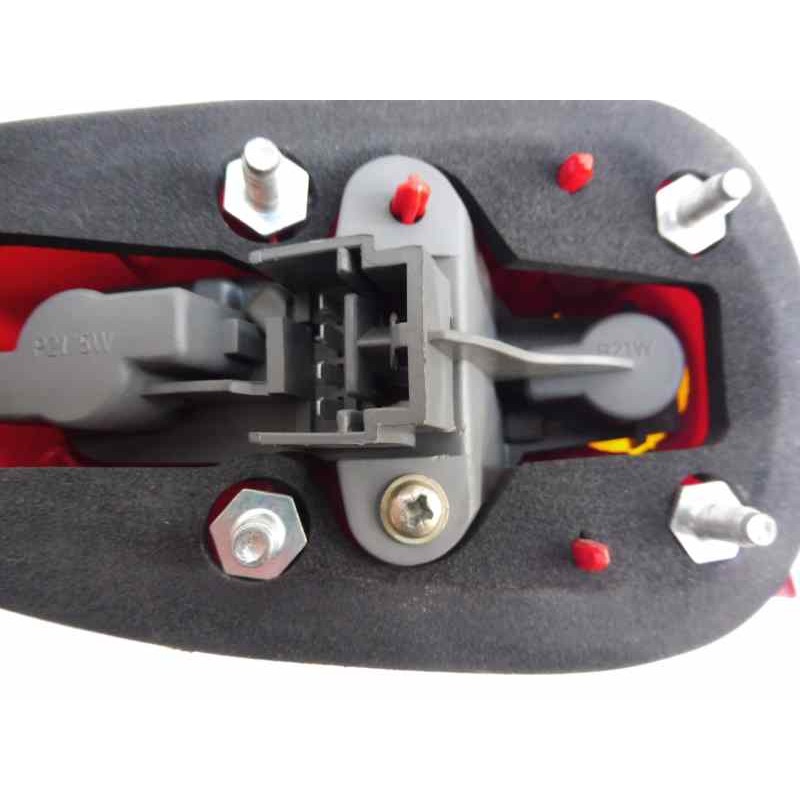 Recambio de piloto trasero derecho para alfa romeo 147 (190) 1.9 jtd 120 collezione referencia OEM IAM 46556347  