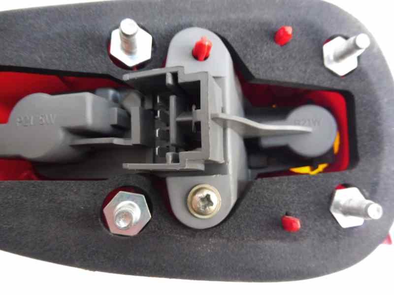 Recambio de piloto trasero derecho para alfa romeo 147 (190) 1.9 jtd 120 collezione referencia OEM IAM 46556347  