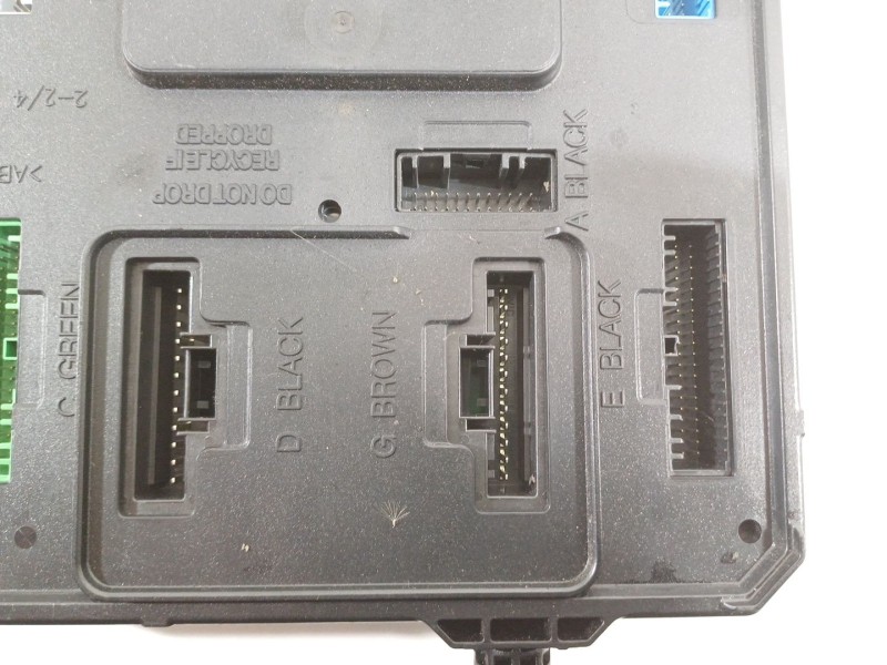 Recambio de caja reles / fusibles para renault megane iii berlina 5 p dynamique referencia OEM IAM 284B12041R  