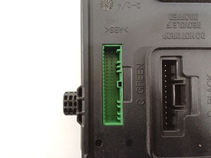 Recambio de caja reles / fusibles para renault megane iii berlina 5 p dynamique referencia OEM IAM 284B12041R  