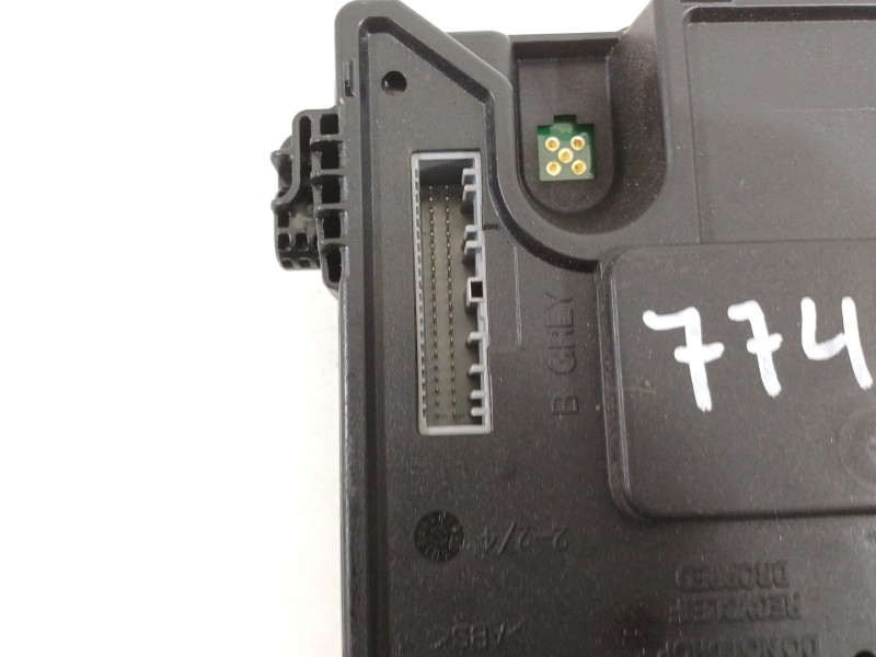 Recambio de caja reles / fusibles para renault megane iii berlina 5 p dynamique referencia OEM IAM 284B12041R  