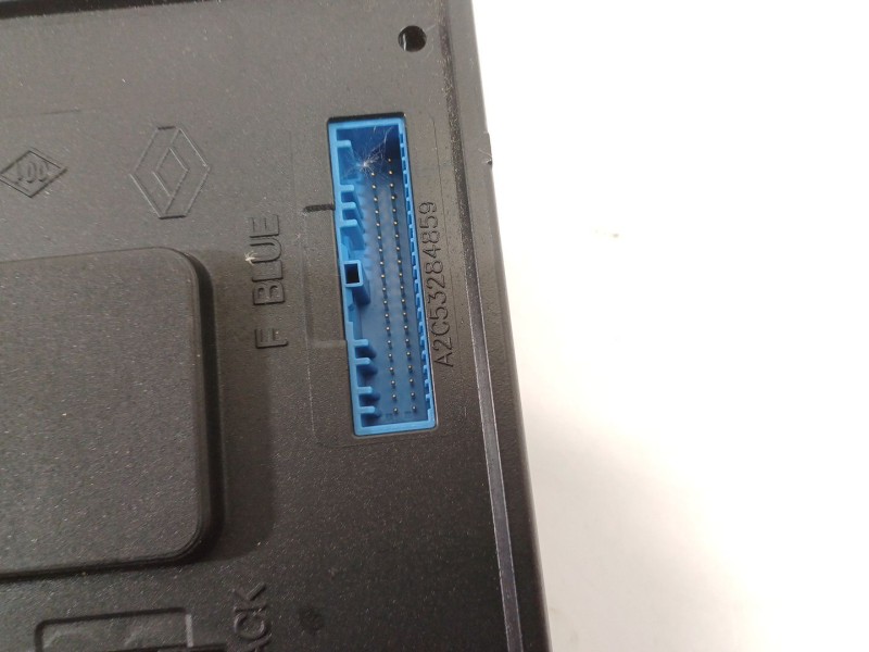 Recambio de caja reles / fusibles para renault megane iii berlina 5 p dynamique referencia OEM IAM 284B12041R  